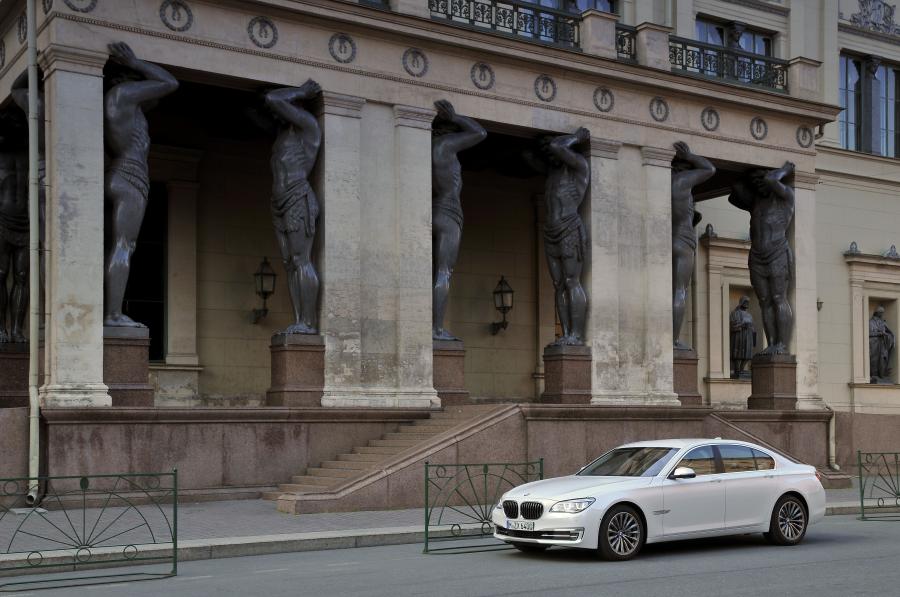  BMW 750i 2013 года  (фото 38 из 56)